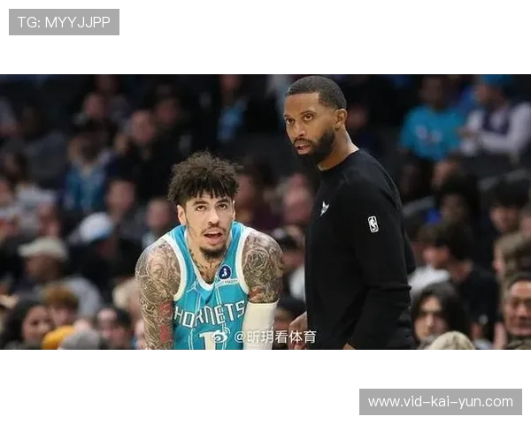 黄蜂主场爆冷胜勇士，拉梅洛·鲍尔三双建功